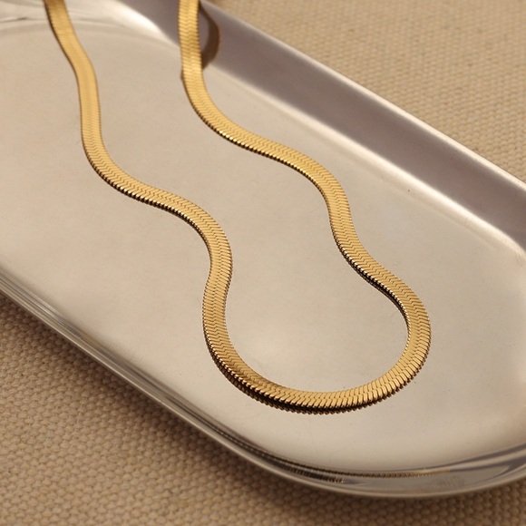 Inner Harmoni 18K Gold Plated NEW Herringbone Elegant Gold Necklace - Picture 2 of 3